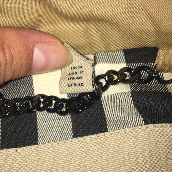 Gorgeous Burberry Coat Almost New - Picture 7 of 8